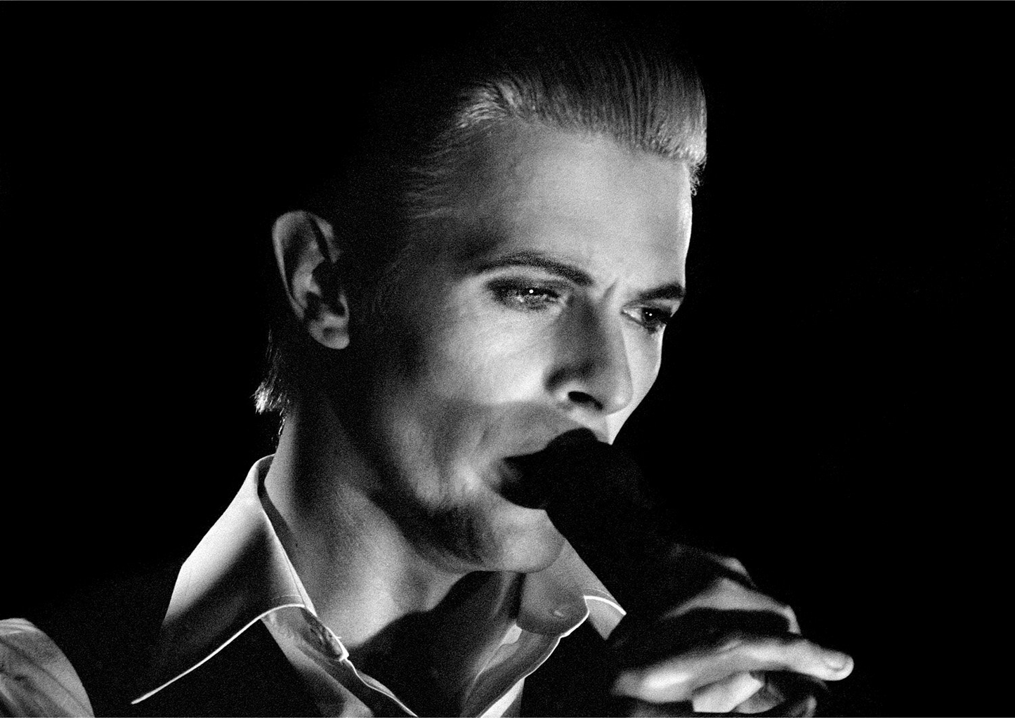 AT THE EDGE OF THE STAGE WITH DAVID BOWIE III BY STEFAN ALMERS