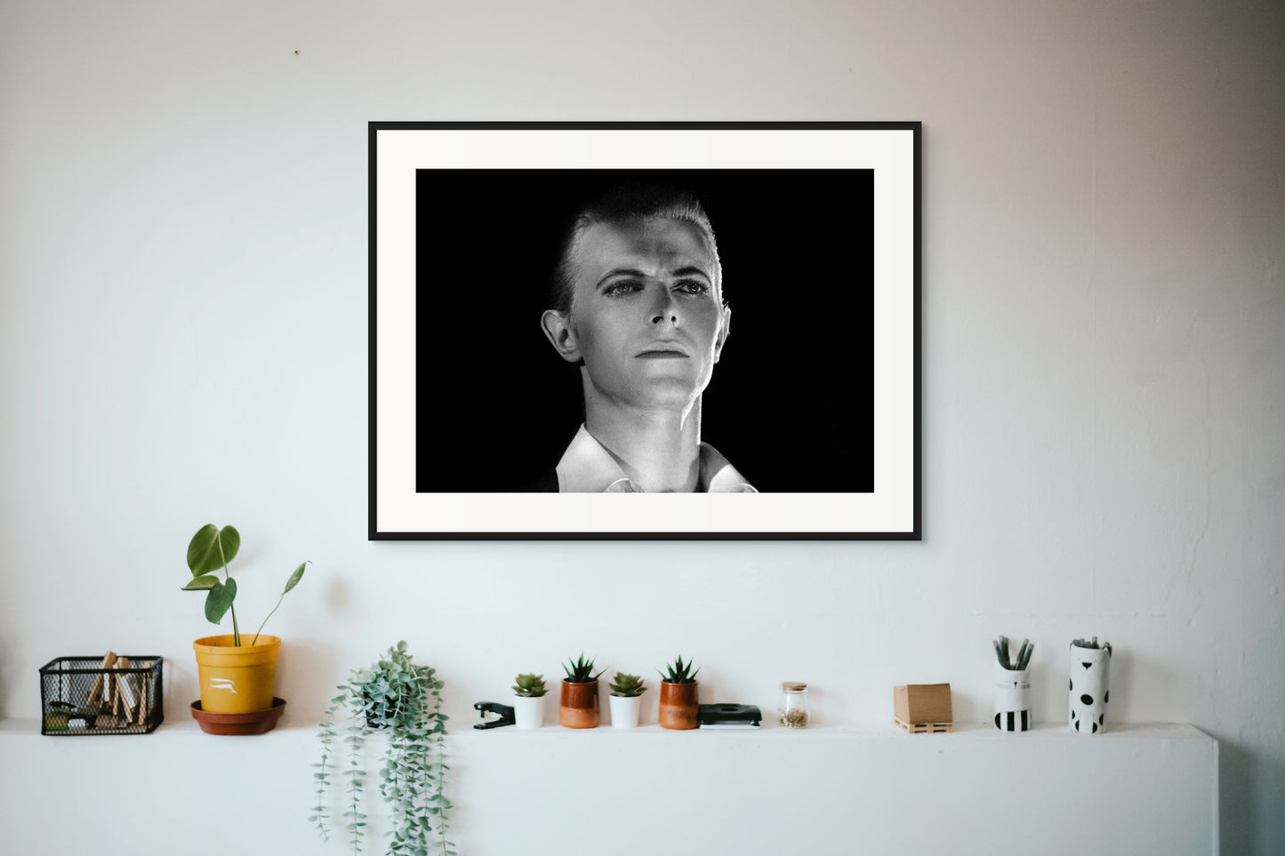 AT THE EDGE OF THE STAGE WITH DAVID BOWIE I BY STEFAN ALMERS