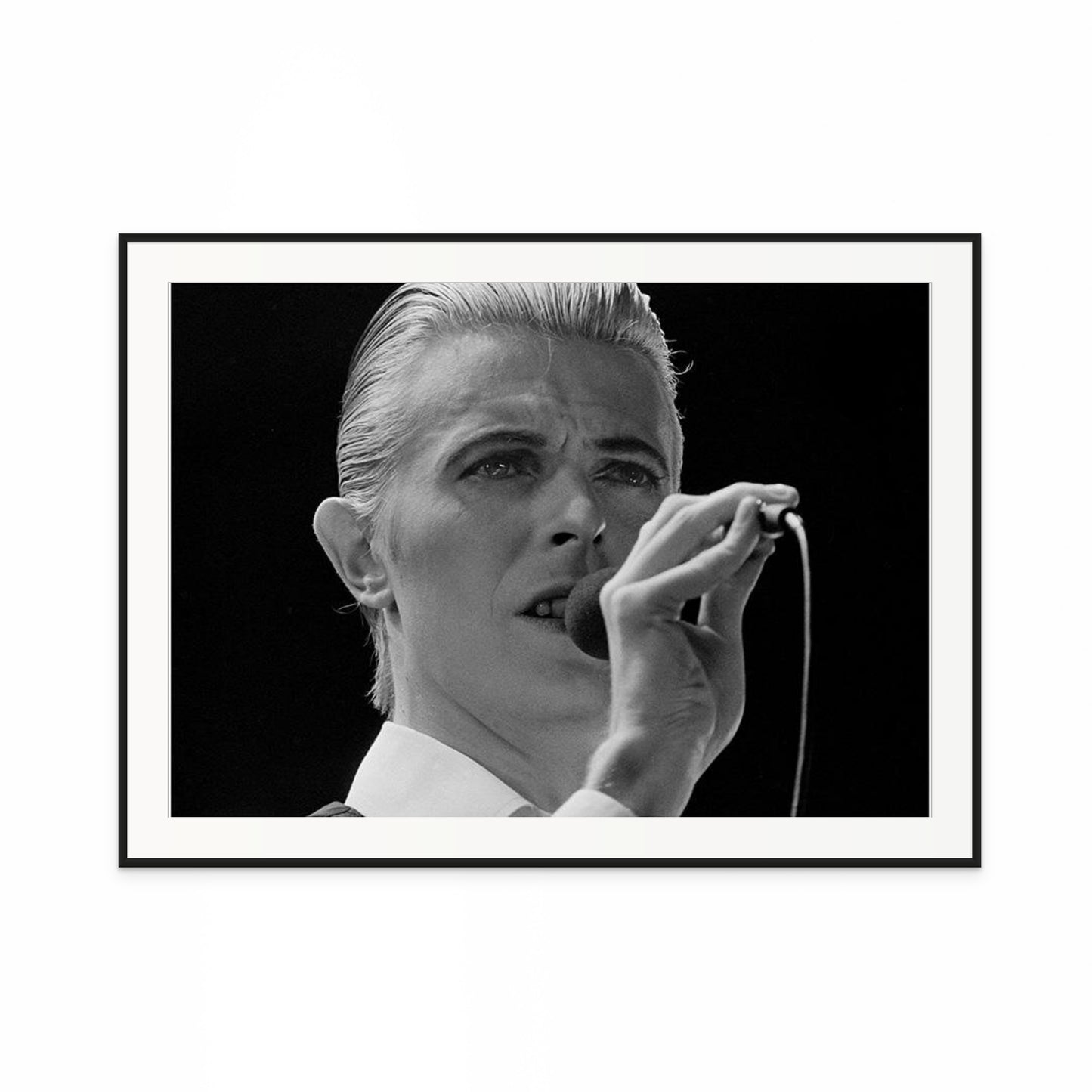 AT THE EDGE OF THE STAGE WITH DAVID BOWIE II BY STEFAN ALMERS