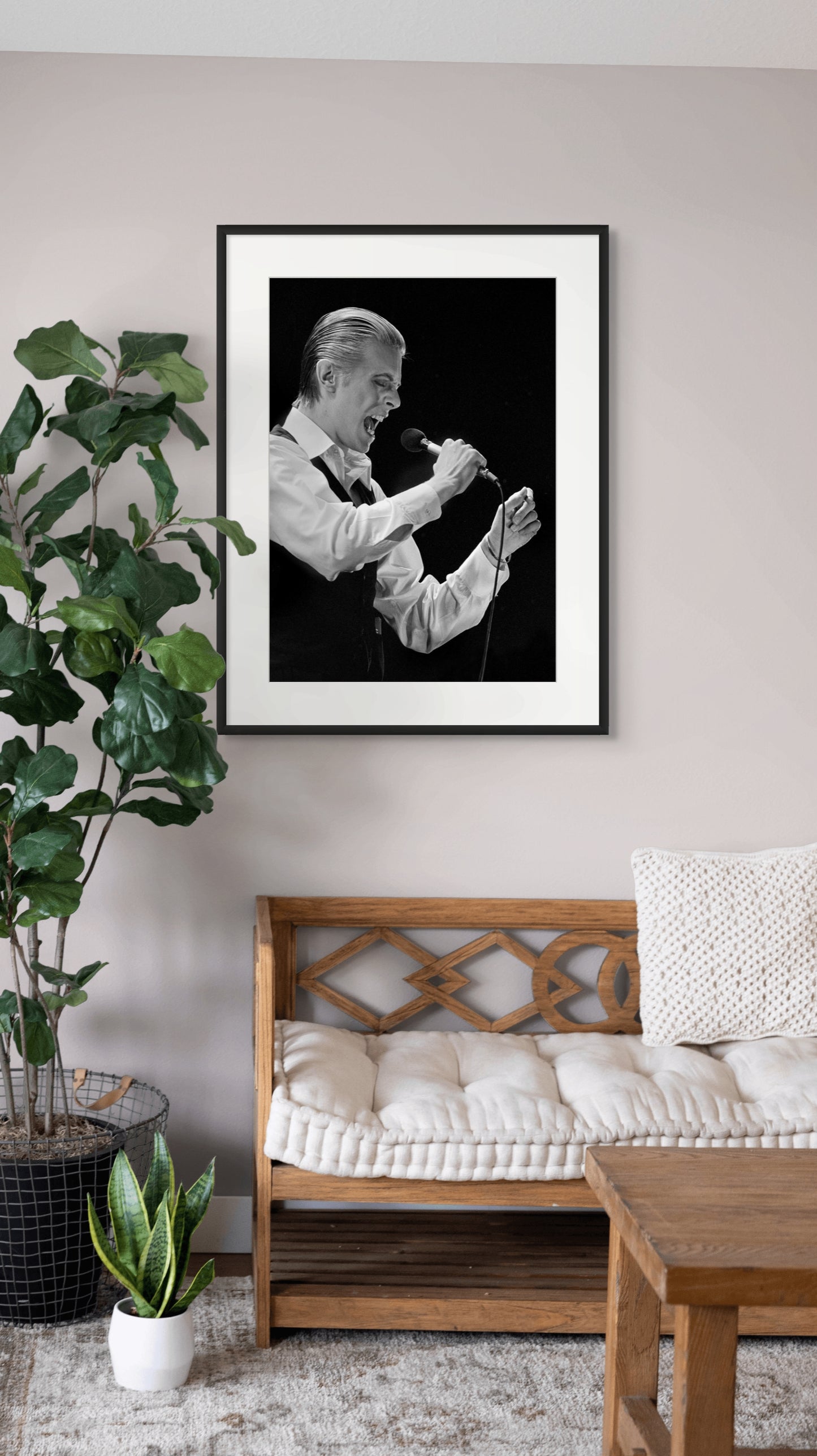 AT THE EDGE OF THE STAGE WITH DAVID BOWIE IIII BY STEFAN ALMERS