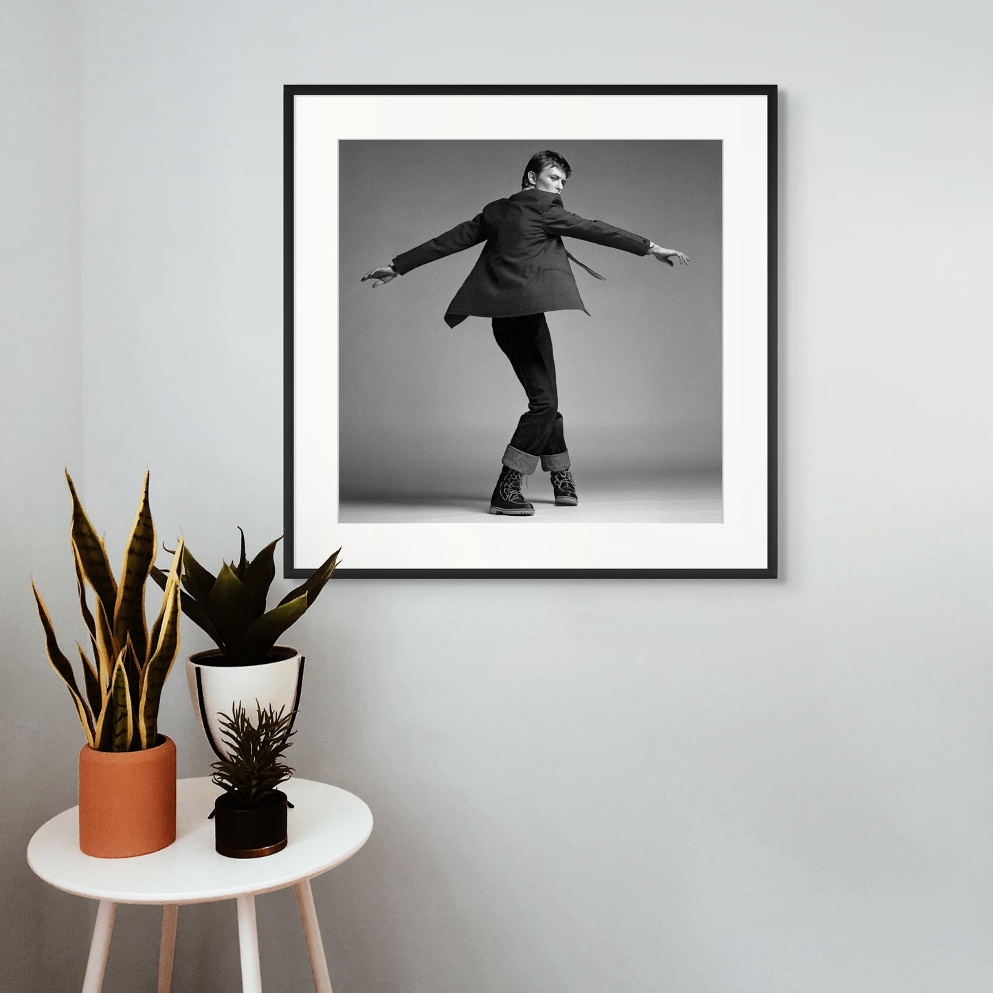 BOWIE TWISTING BY CLIVE ARROWSMITH